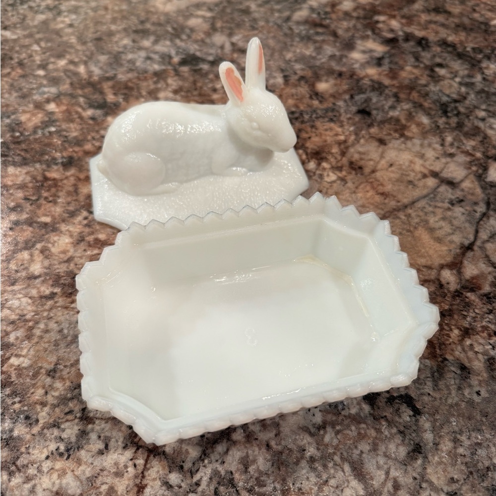 Vintage Westmoreland Milk Glass covered dish featuring a Rabbit on the lid - Picture 3 of 5
